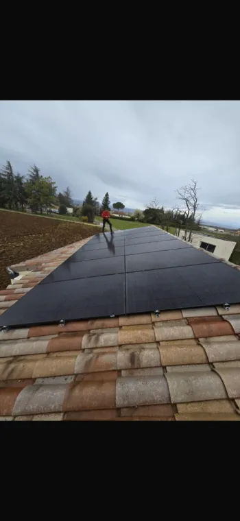 Installation de panneaux photovoltaïques avec onduleur centralisé sur le toit d'une maison à Chabeuil, Valence, Max Elec