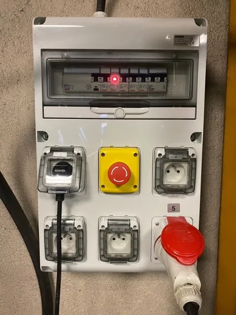 Remplacement d'une armoire de distribution électrique murale pour professionnel à Valence, Valence, Max Elec
