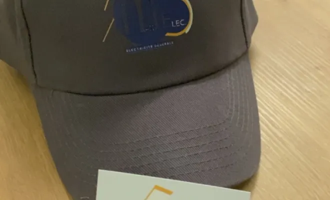 Découvrez les nouvelles cartes de visites et casquettes votre électricien à Valence, Valence, Max Elec