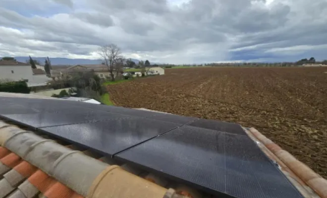 Installation de panneaux photovoltaïques avec onduleur centralisé sur le toit d'une maison à Chabeuil, Valence, Max Elec