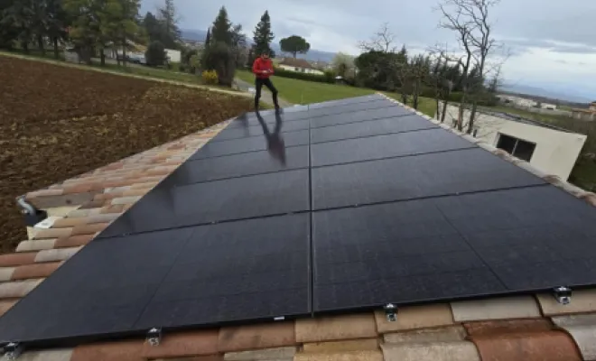 Installation de panneaux photovoltaïques avec onduleur centralisé sur le toit d'une maison à Chabeuil, Valence, Max Elec