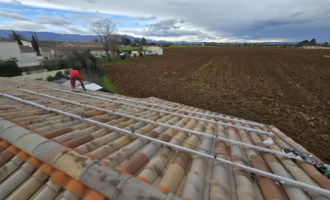 Installation de panneaux photovoltaïques avec onduleur centralisé sur le toit d'une maison à Chabeuil, Valence, Max Elec