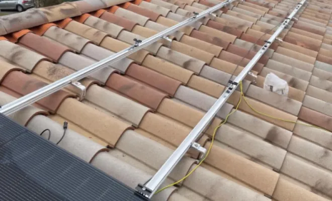 Installation de panneaux photovoltaïques avec onduleur centralisé sur le toit d'une maison à Chabeuil, Valence, Max Elec