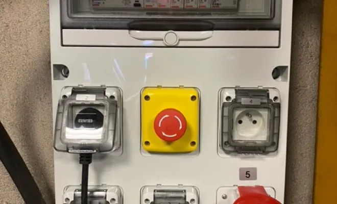 Remplacement d'une armoire de distribution électrique murale pour professionnel à Valence, Valence, Max Elec